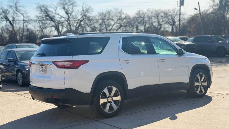 Used 2020 Chevrolet Traverse LT w/ LT Premium Package FWD image 4