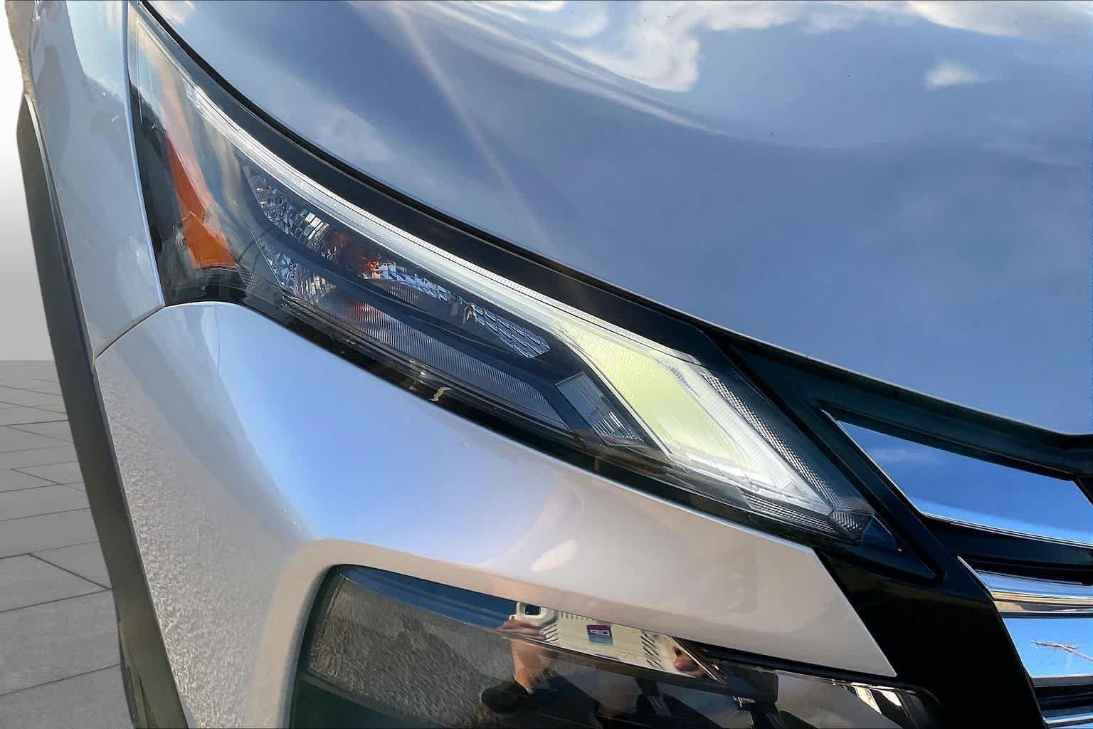 Used 2025 Nissan Rogue SV FWD image 27
