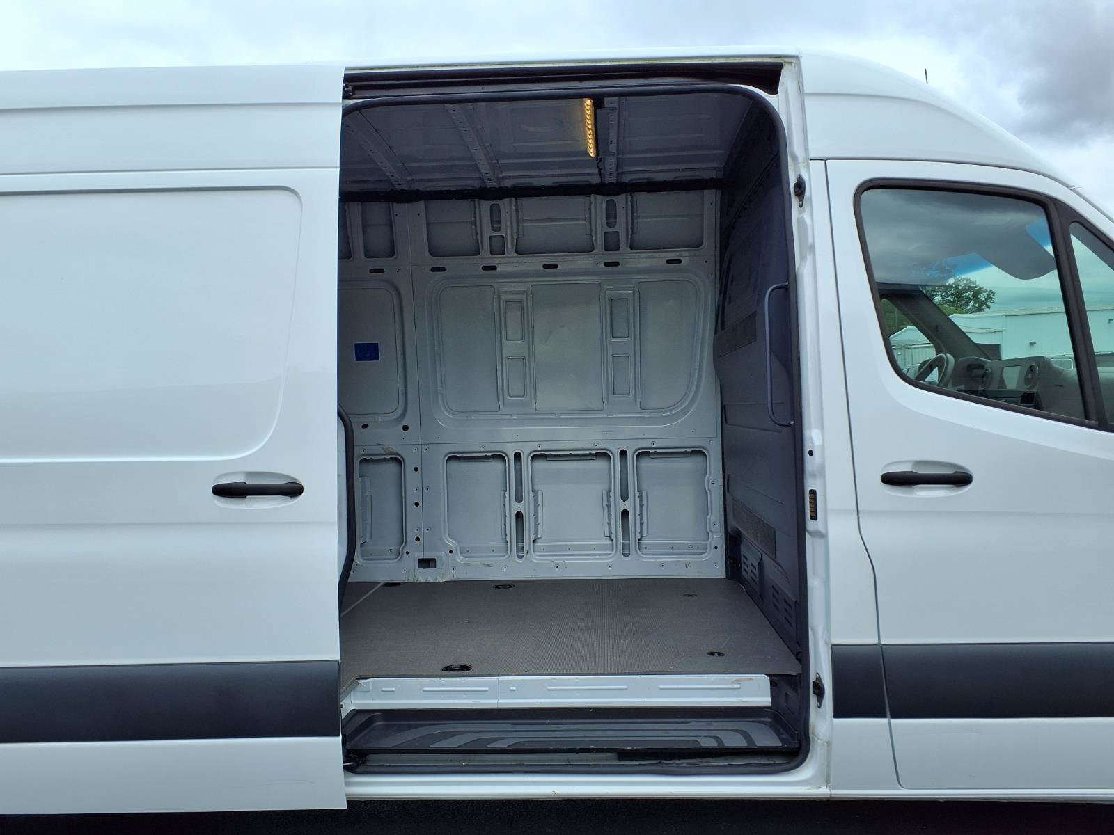 Used 2022 Mercedes-Benz Sprinter 2500 image 13