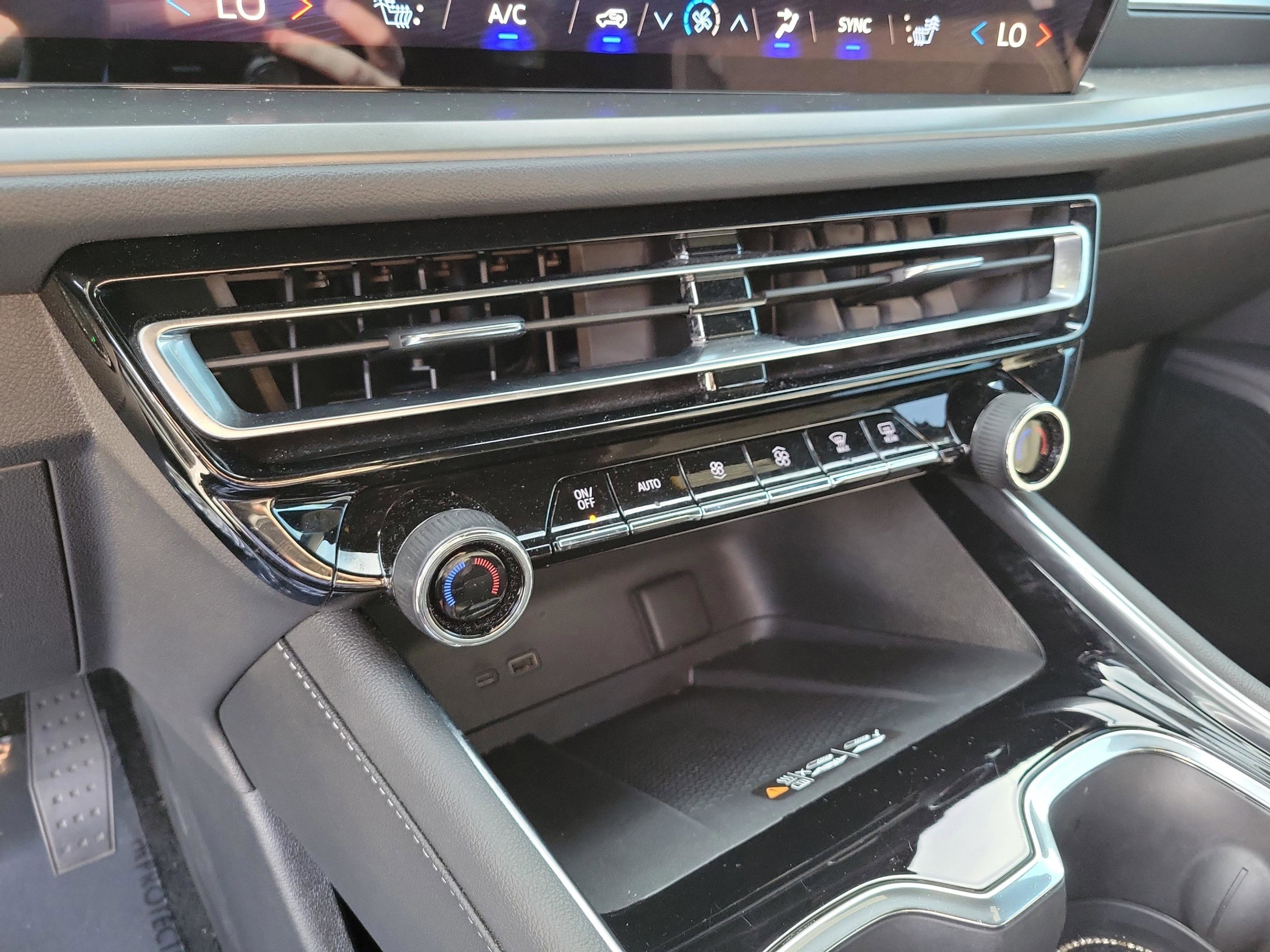 Used 2024 Chevrolet Traverse LT FWD image 15