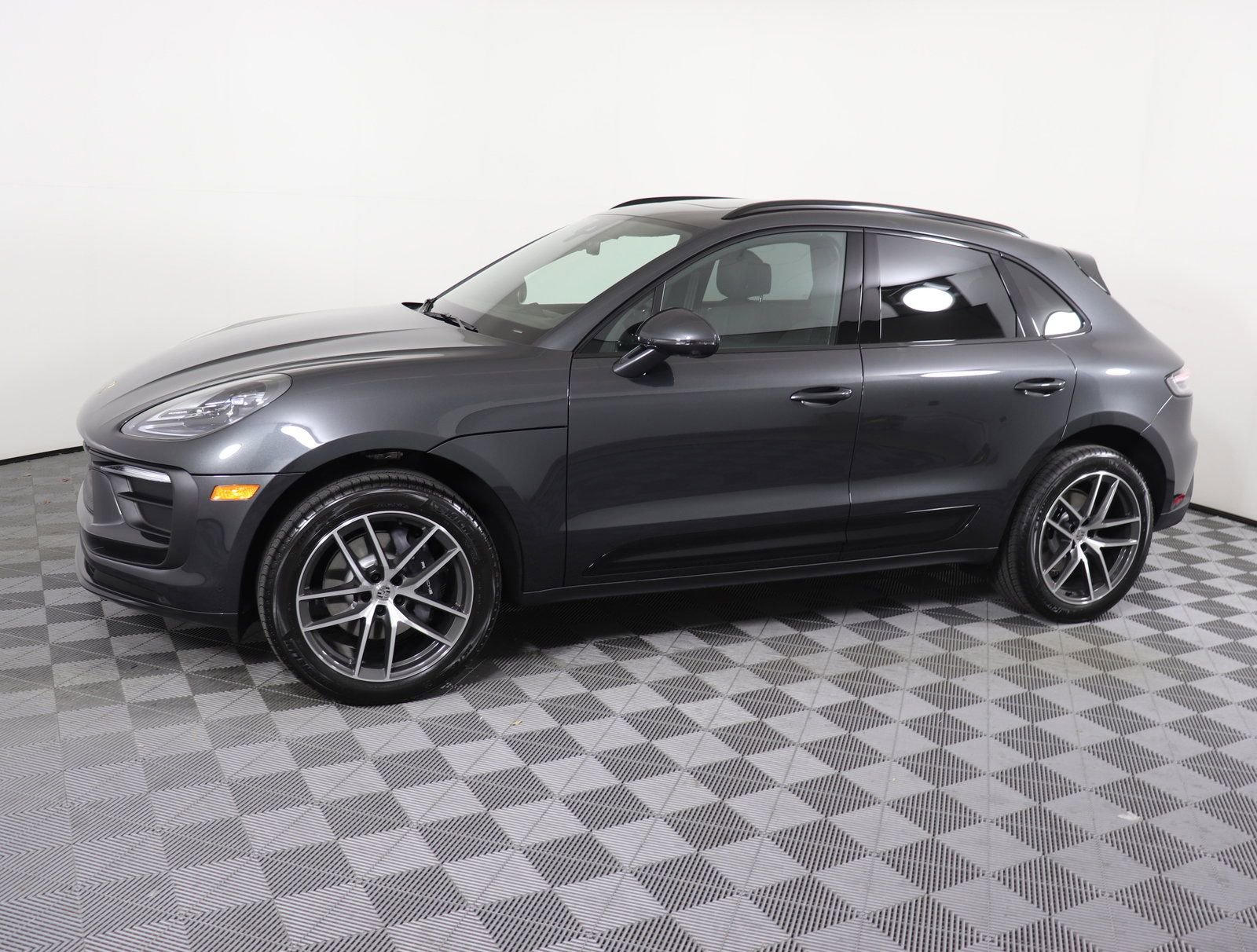 Certified 2025 Porsche Macan AWD/4WD image 2