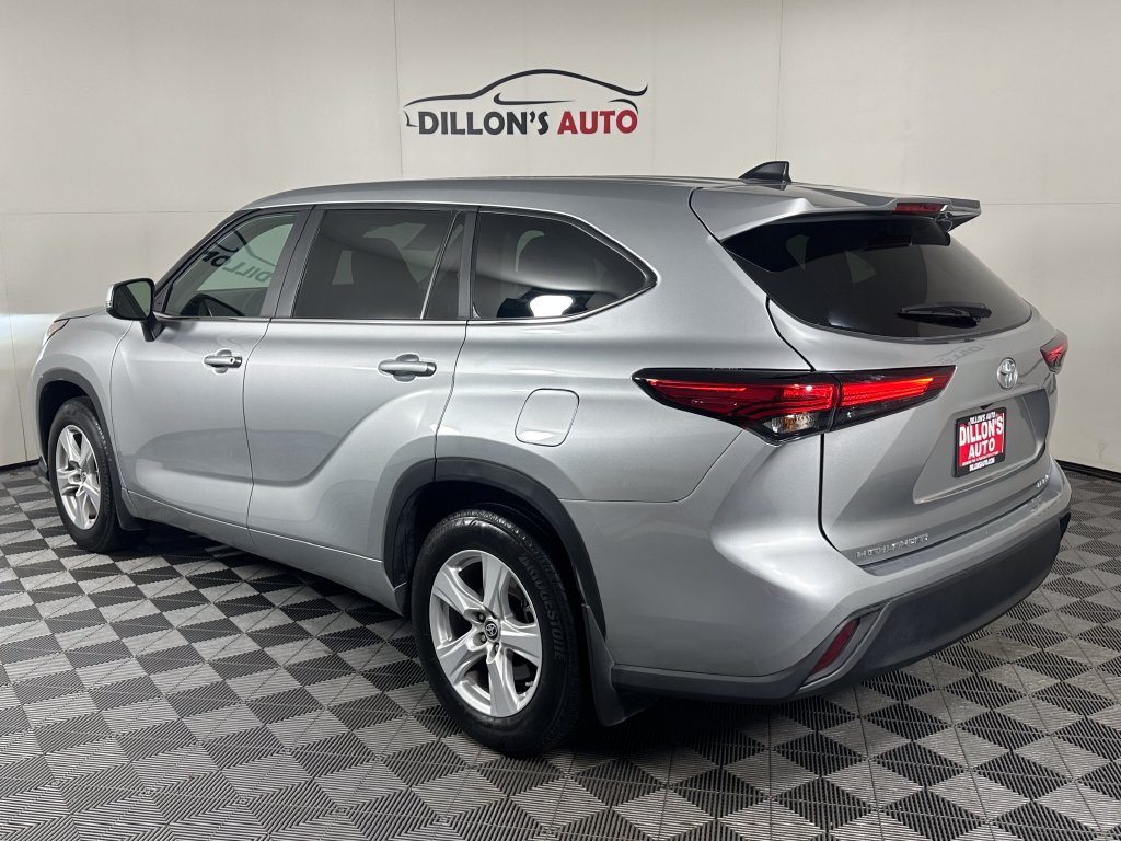 Used 2023 Toyota Highlander LE AWD/4WD image 4
