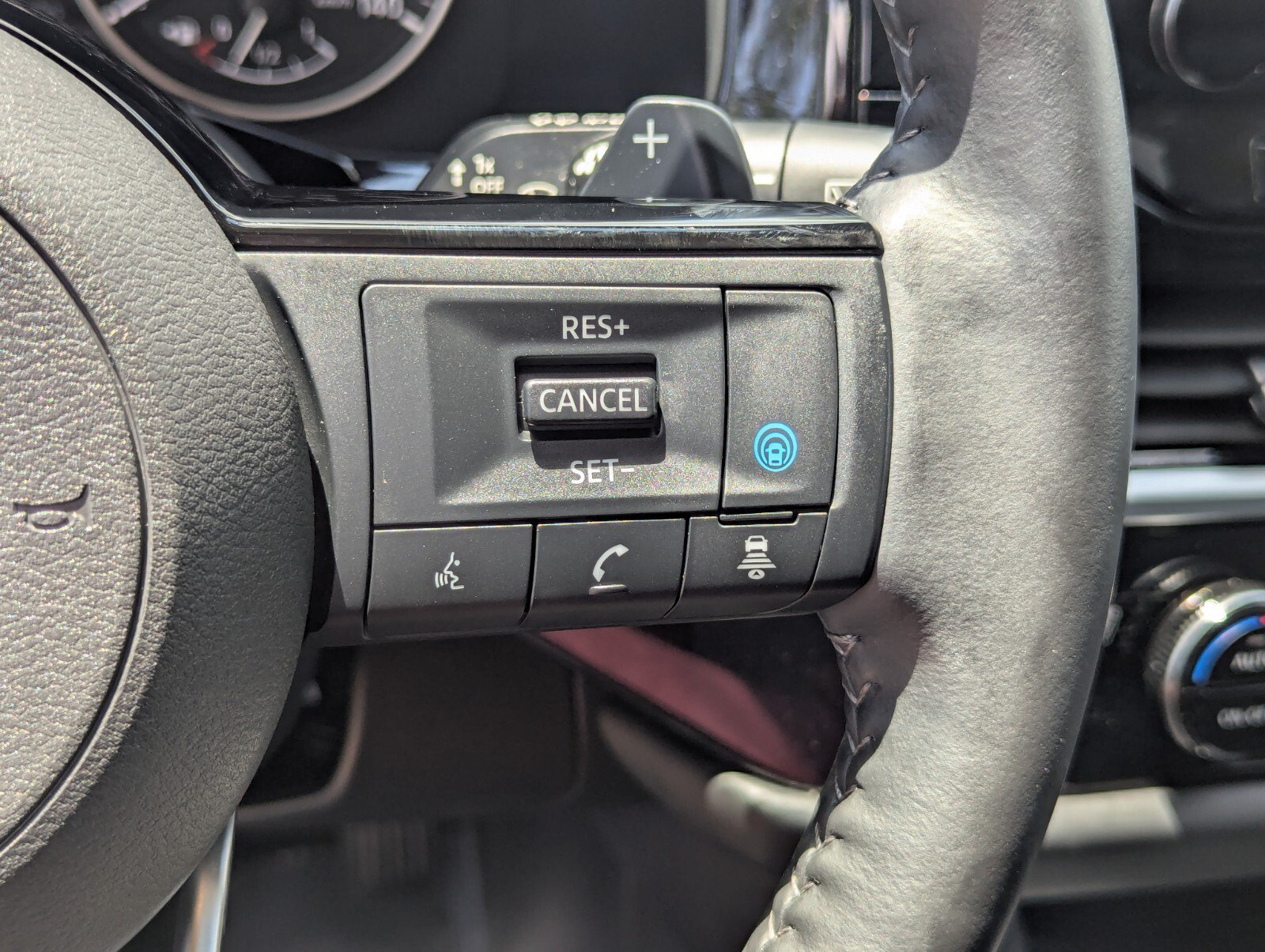 Certified 2025 Nissan Pathfinder SL FWD image 29