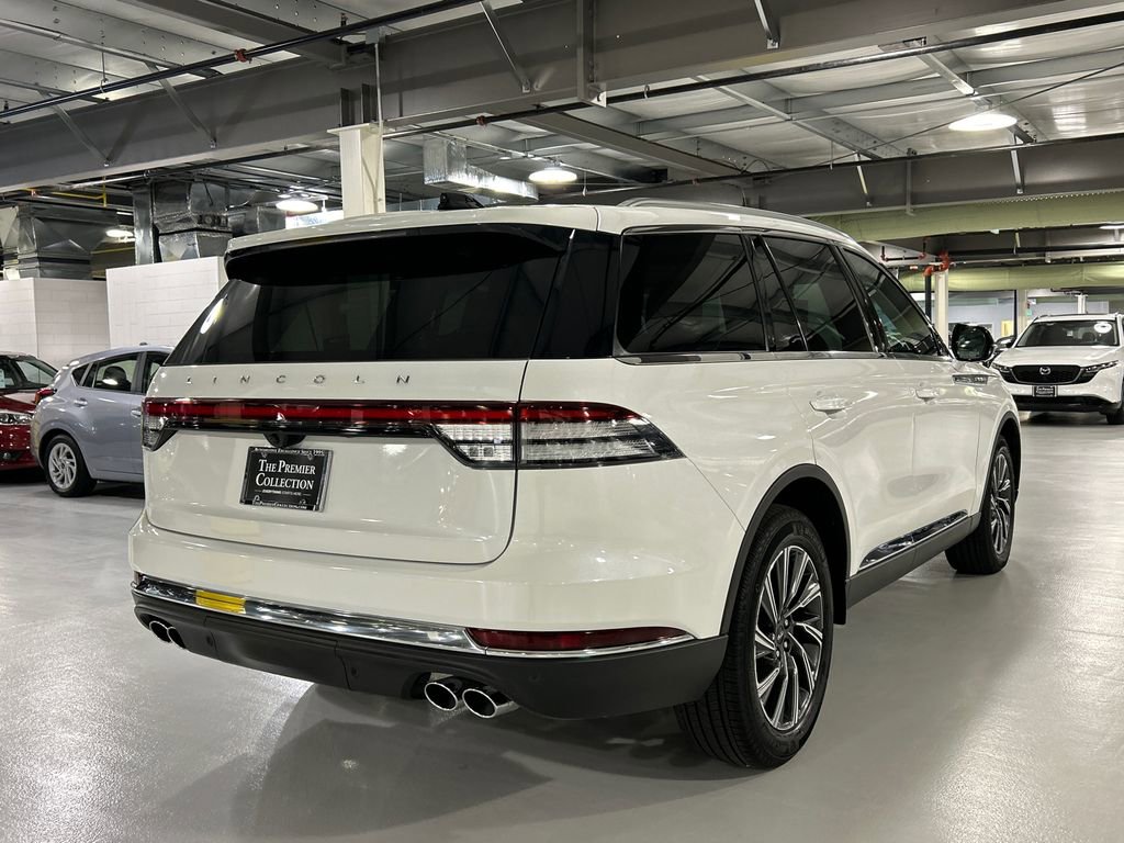 Used 2026 Lincoln Aviator AWD image 2