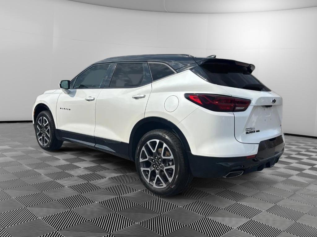 Certified 2023 Chevrolet Blazer RS w/ Driver Confidence II Package image 3