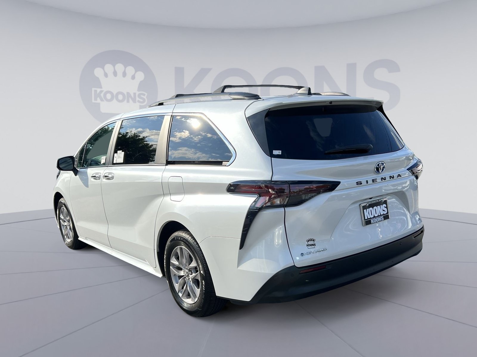 Used 2025 Toyota Sienna XLE AWD/4WD image 4