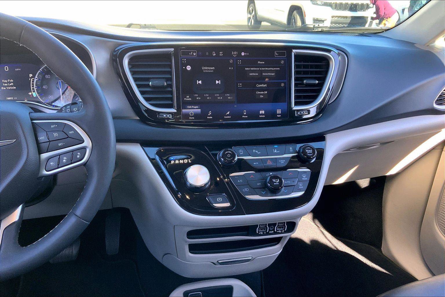 Used 2023 Chrysler Pacifica Touring-L image 6