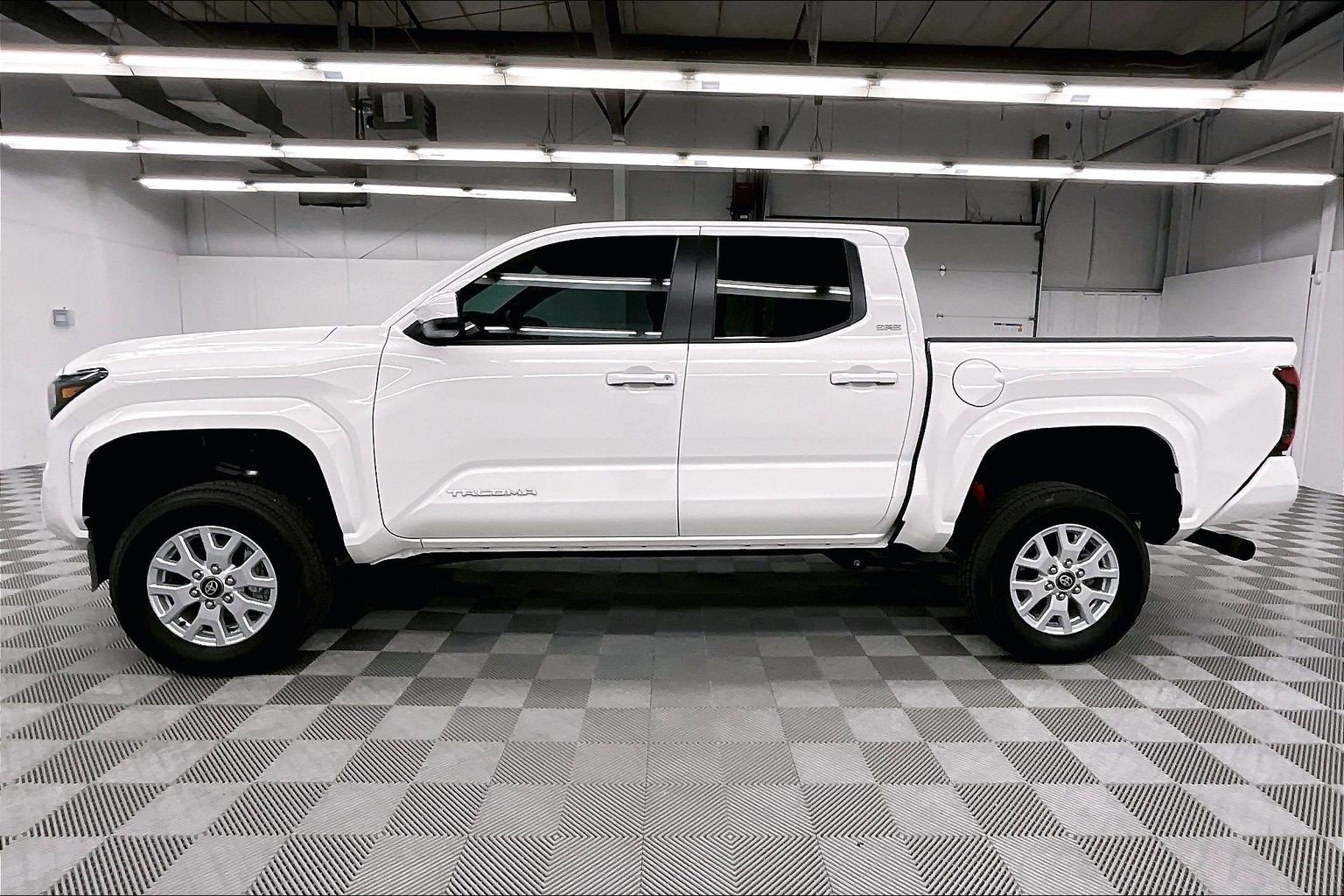 Used 2025 Toyota Tacoma SR5 AWD/4WD image 14