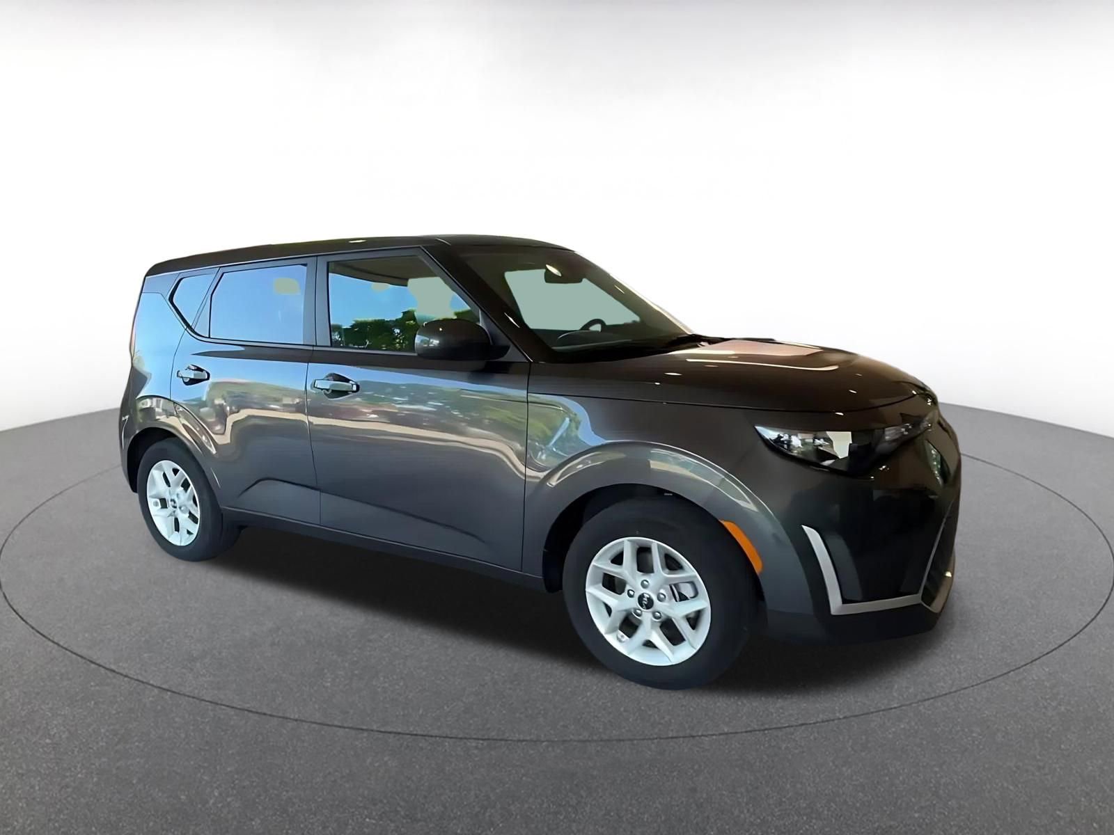 Used 2025 Kia Soul LX w/ LX Technology Package FWD image 2