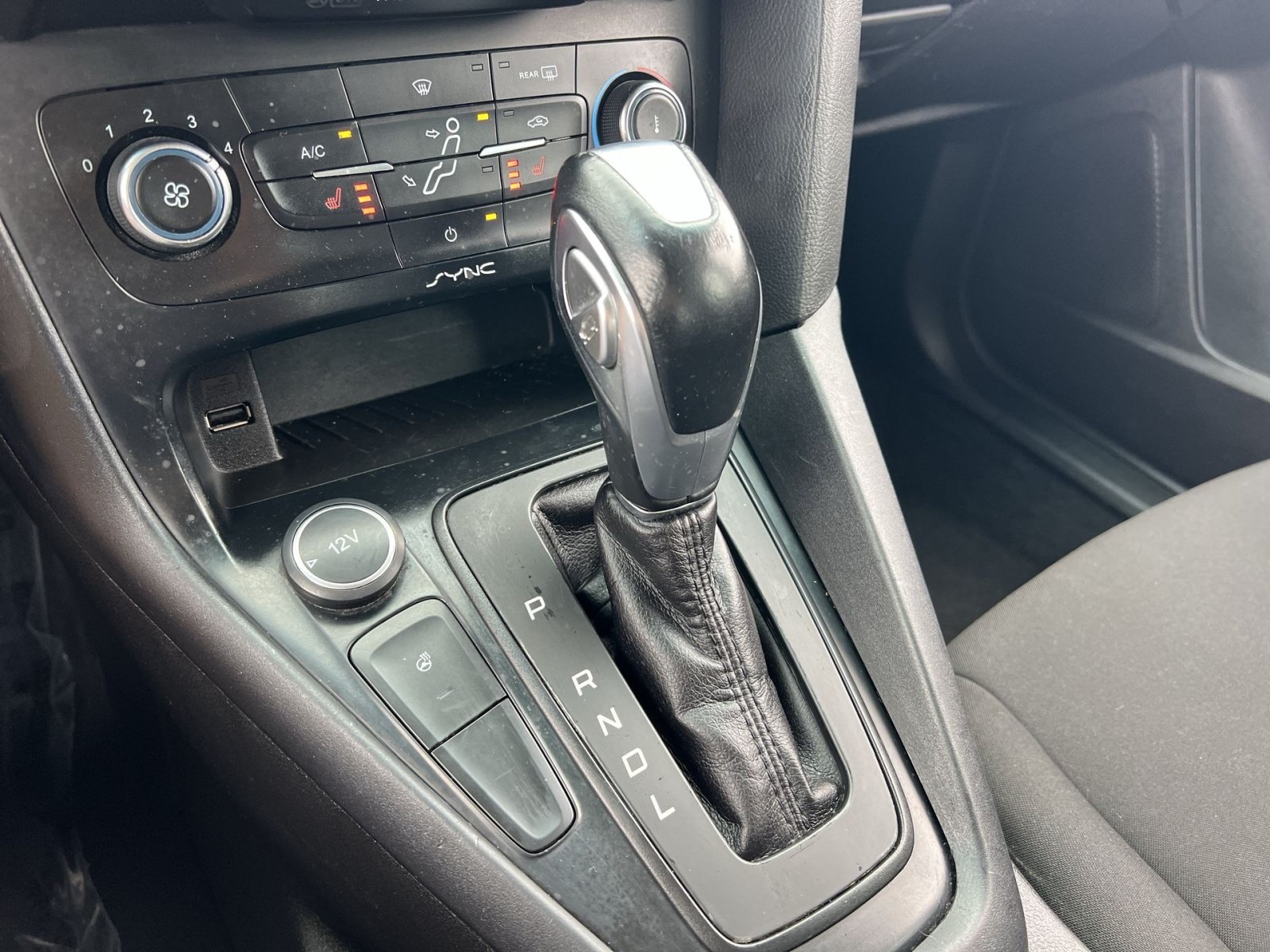 Used 2015 Ford Focus SE w/ SE Cold Weather Package FWD image 21