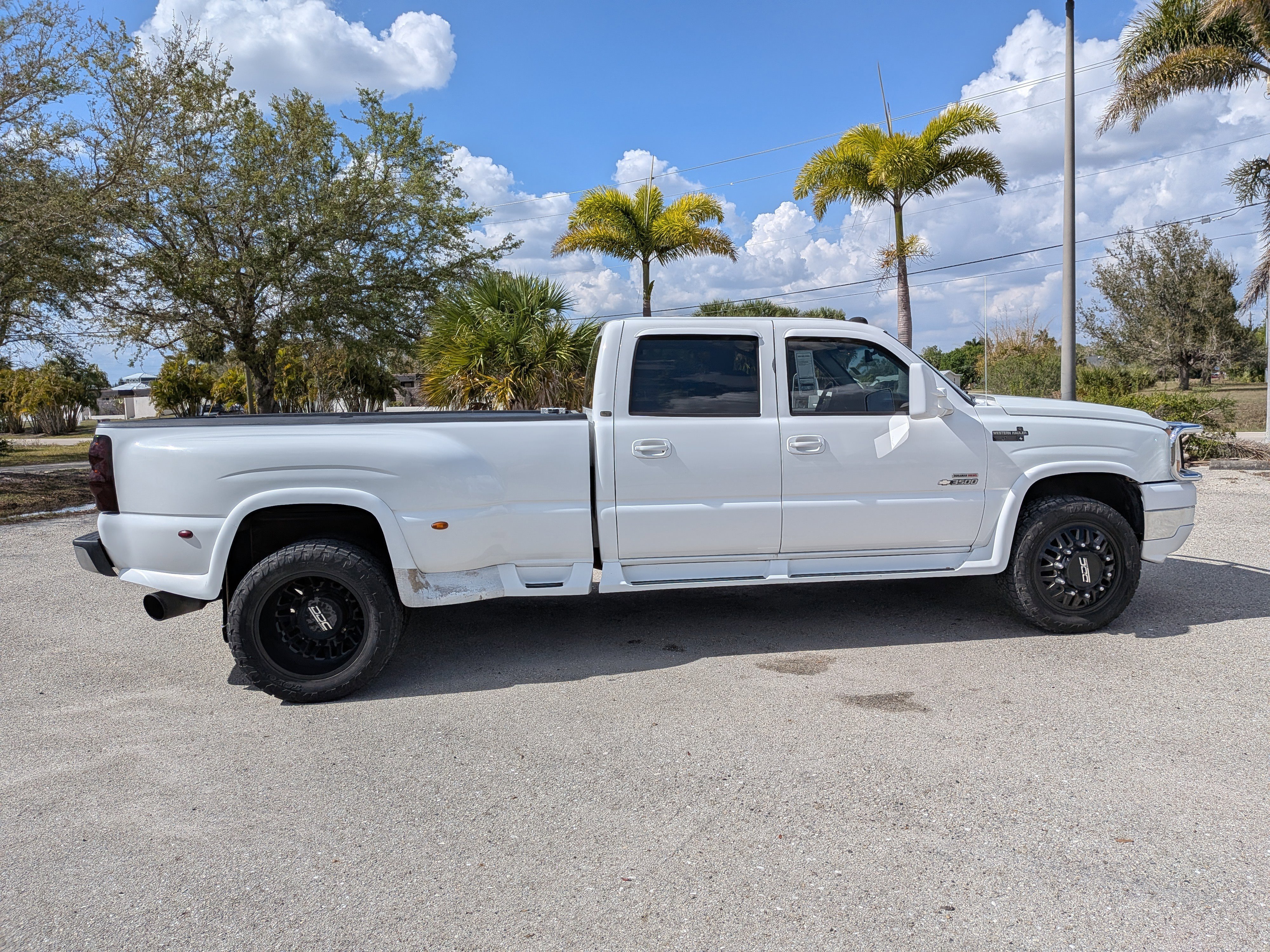 Used 2006 Chevrolet Silverado 3500 LT w/ Onstar Plus Package AWD/4WD image 3
