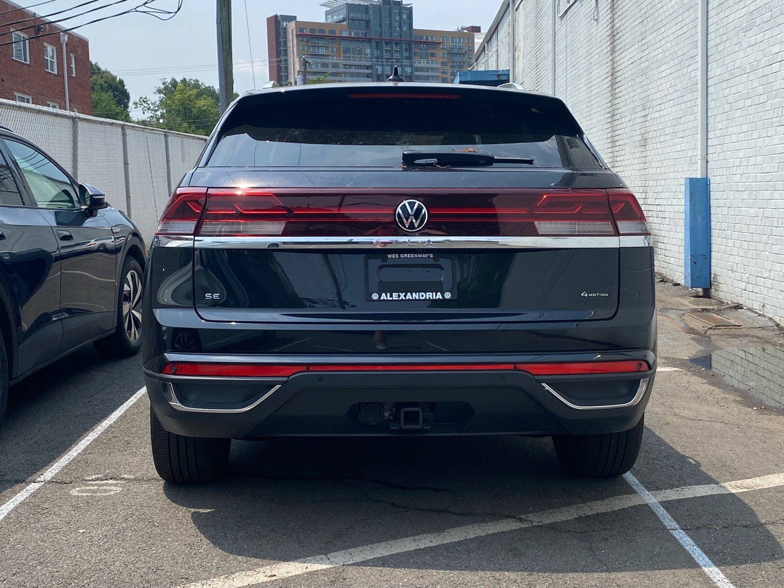 Certified 2025 Volkswagen Atlas Cross Sport SE w/ Panoramic Sunroof Package AWD/4WD image 4