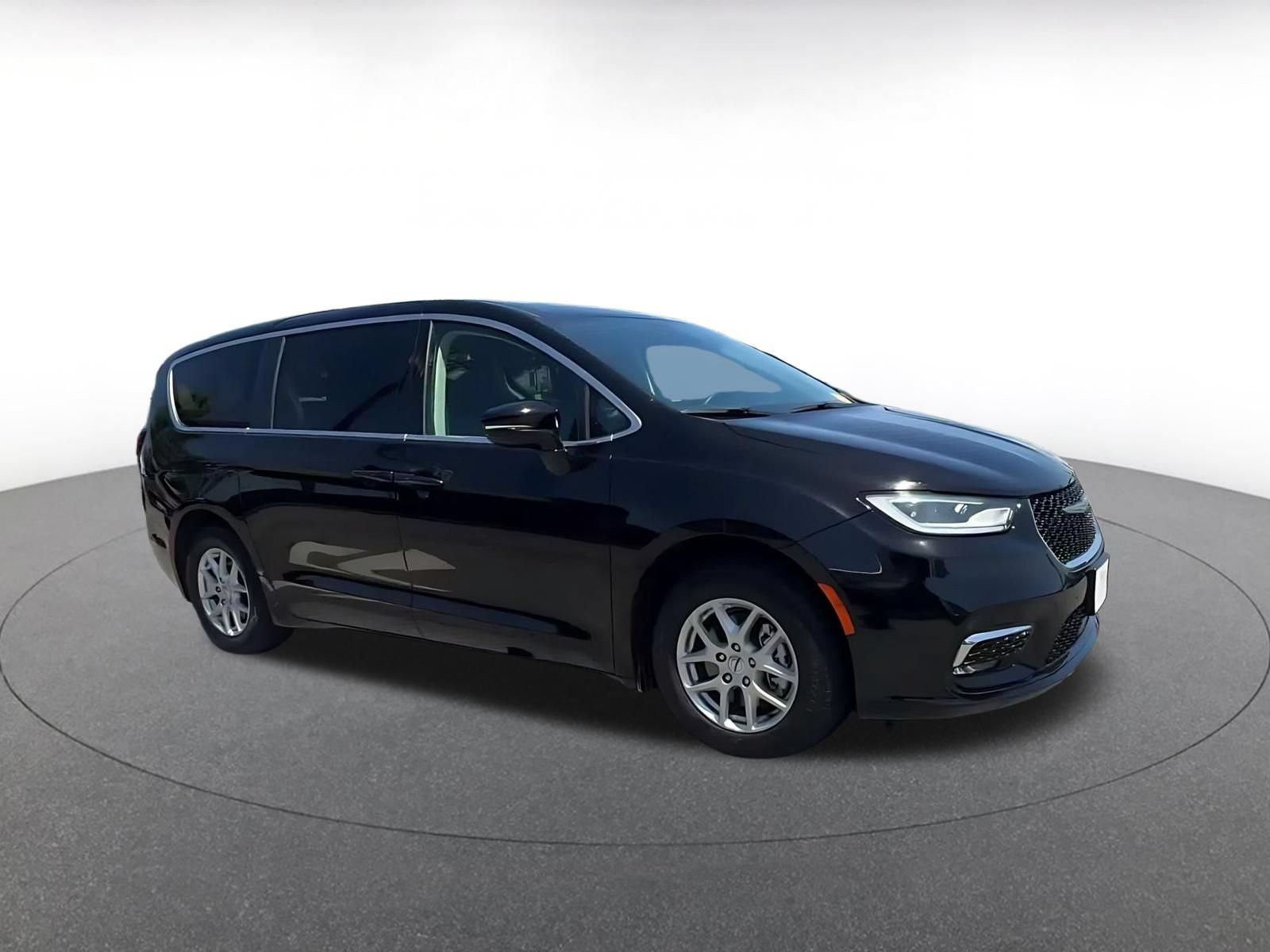 Used 2024 Chrysler Pacifica Touring-L FWD image 2