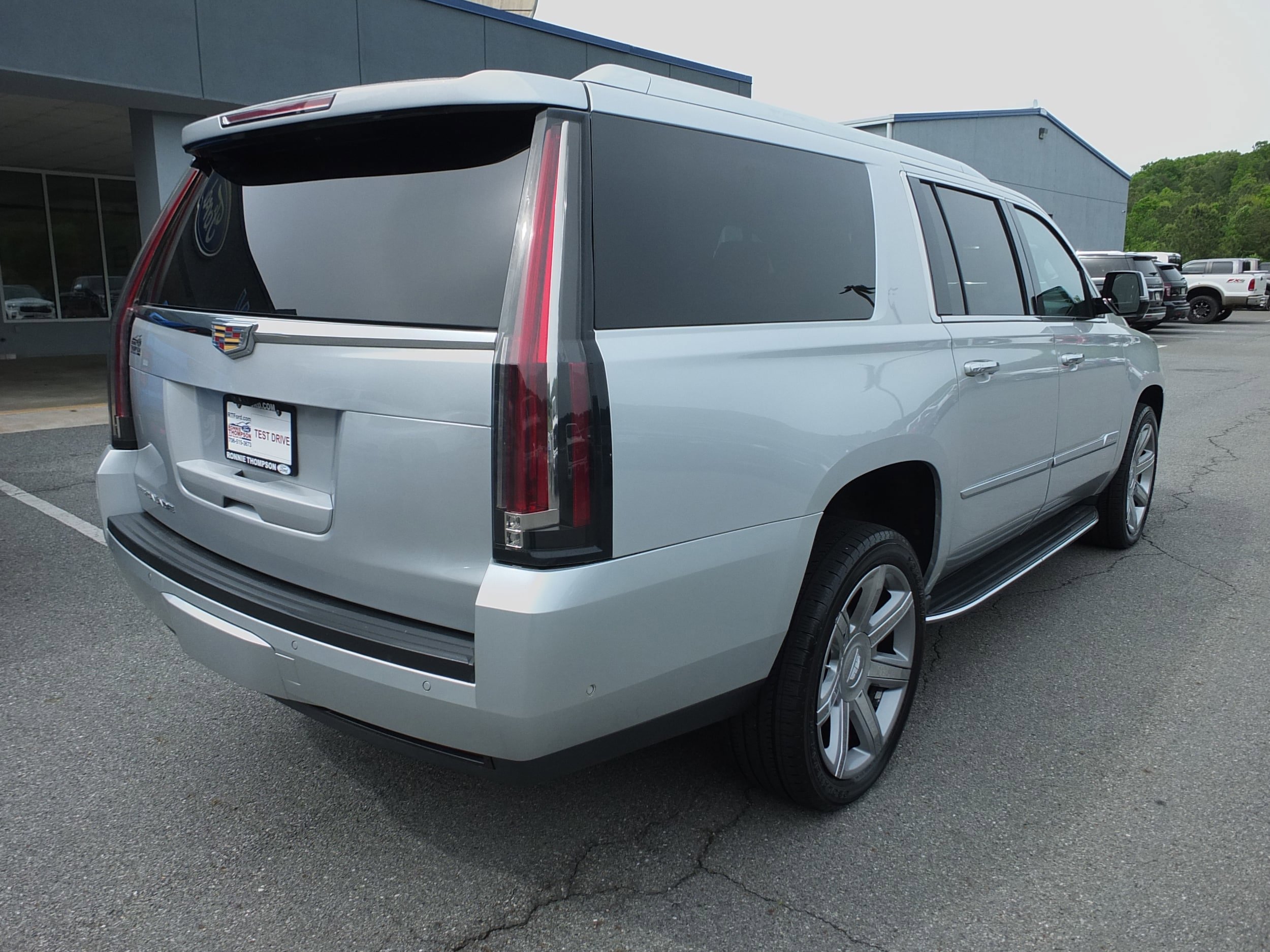 Used 2020 Cadillac Escalade ESV Luxury AWD/4WD image 3