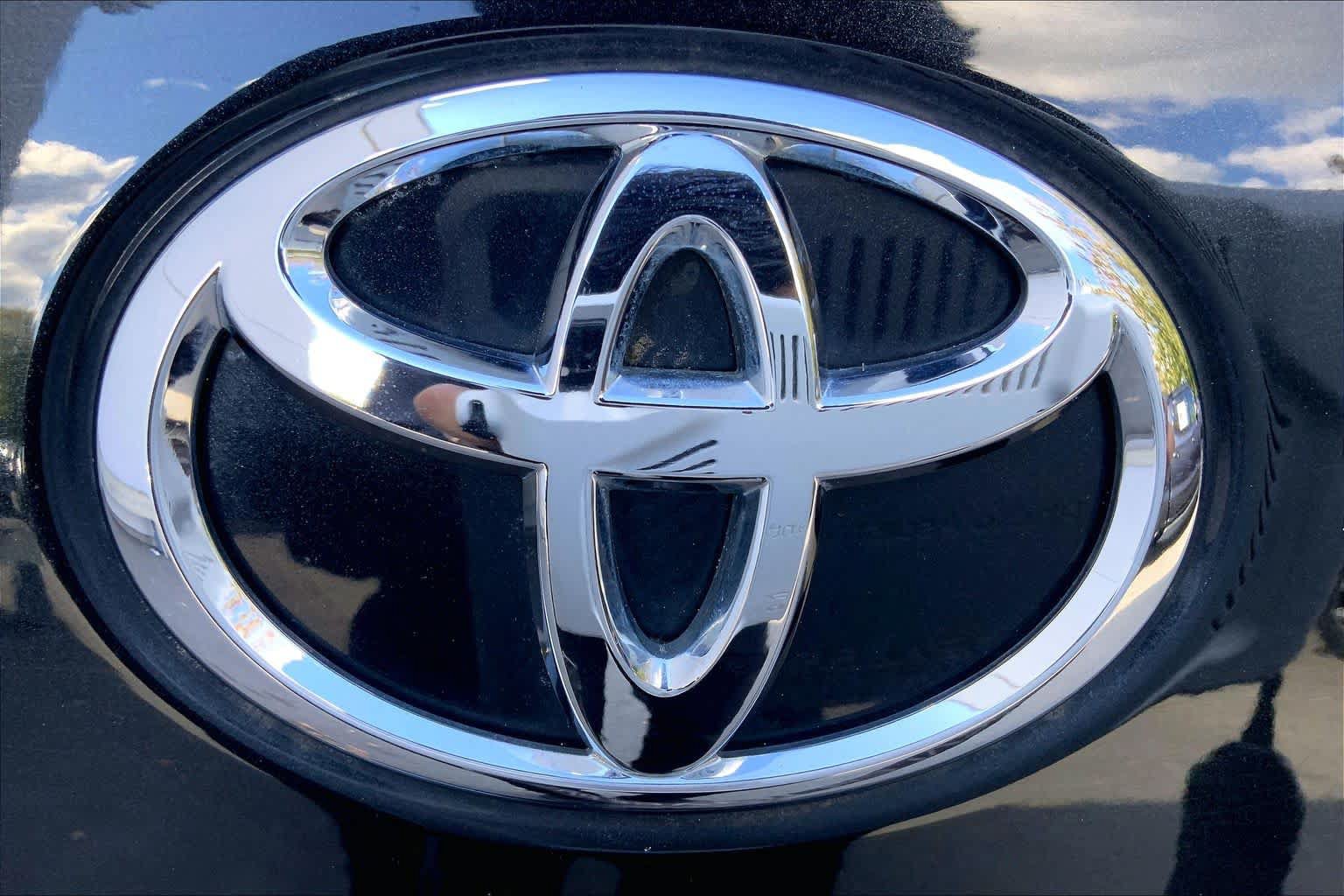 Used 2010 Toyota Corolla LE w/ All Weather Guard Pkg FWD image 31