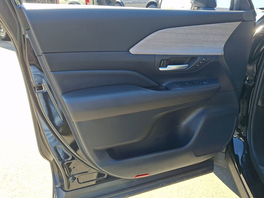 Used 2025 Toyota Grand Highlander AWD image 12