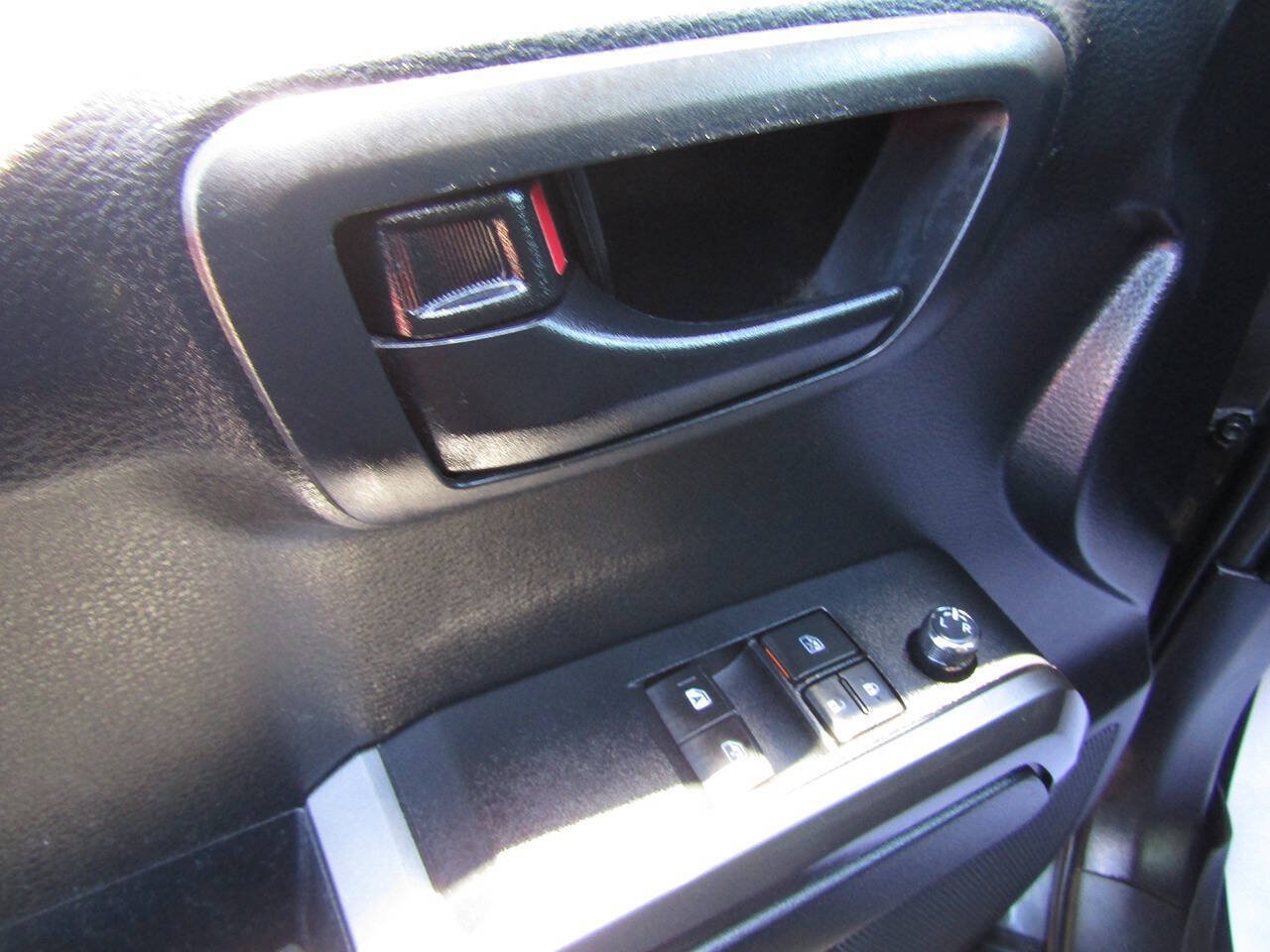 Used 2018 Toyota Tacoma SR5 AWD/4WD image 9