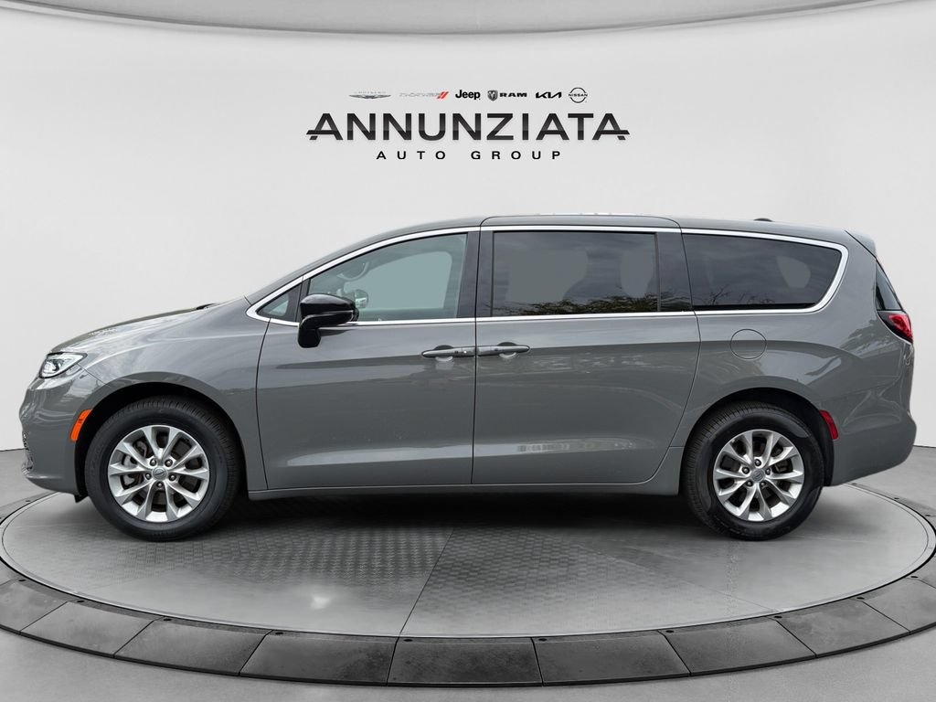 Used 2025 Chrysler Pacifica Select AWD/4WD image 2