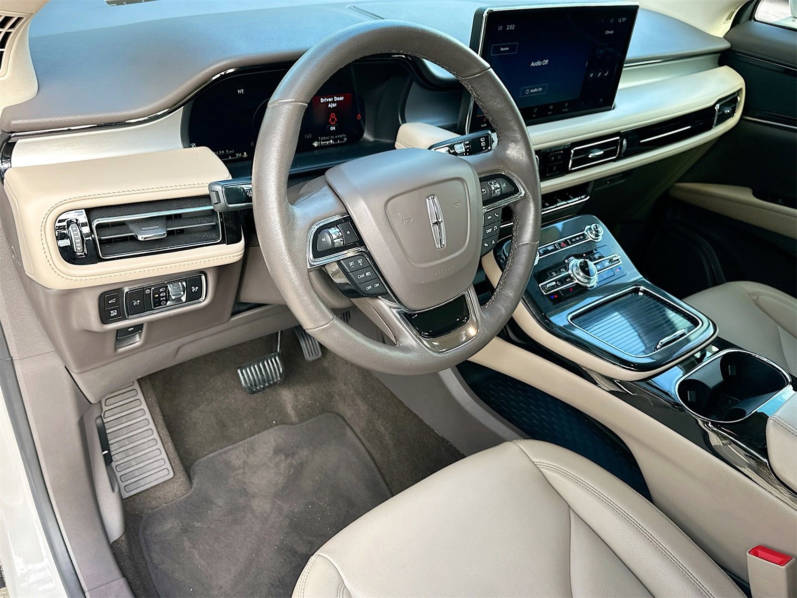 Used 2023 Lincoln Nautilus AWD w/ Premium Package image 9