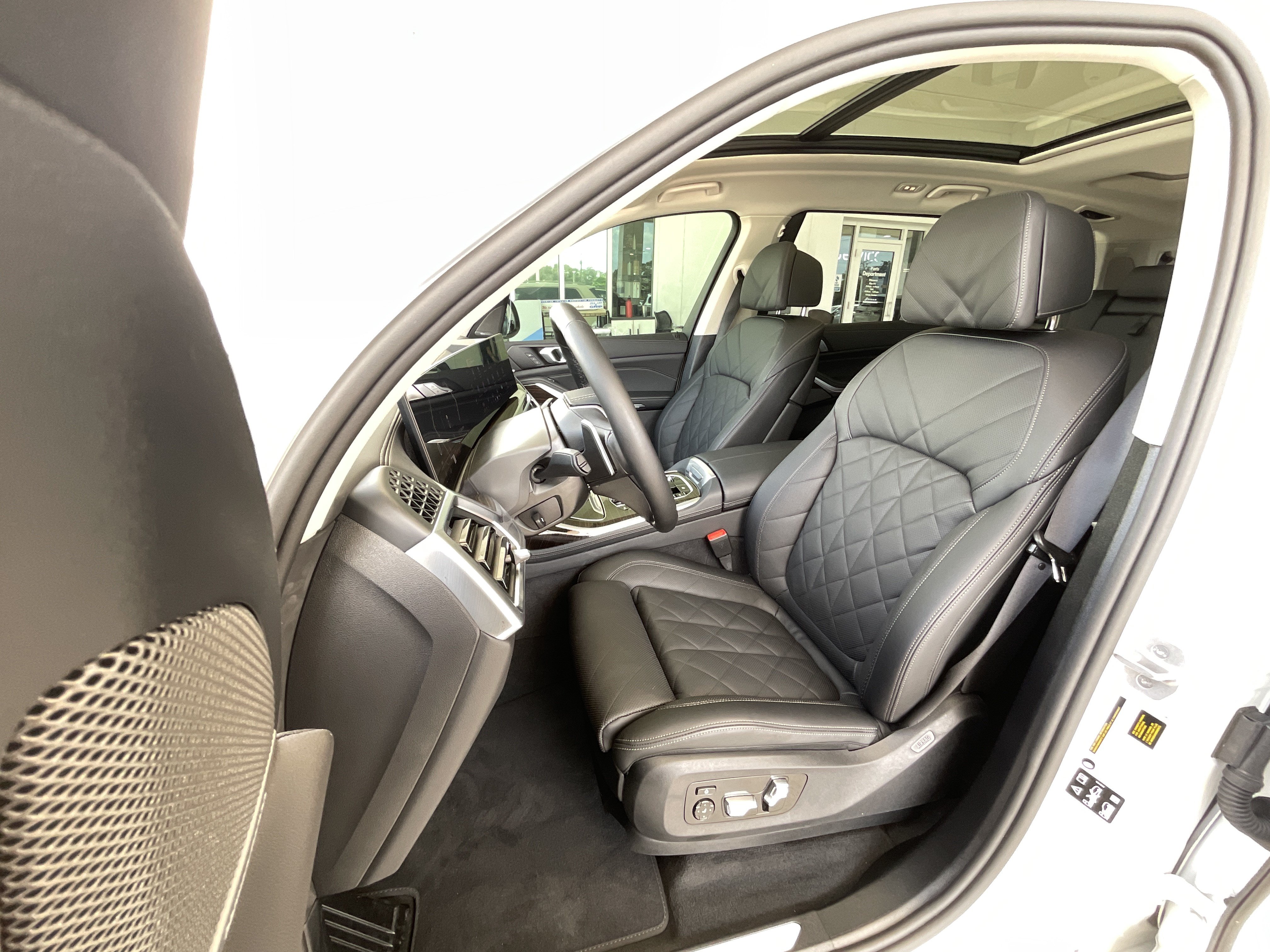 Used 2026 BMW X7 xDrive40i w/ Premium Package AWD/4WD image 11