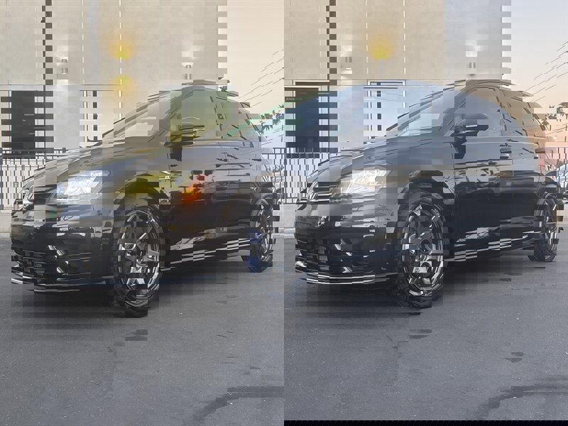 Used 2016 Volkswagen Golf 4-Door image 2