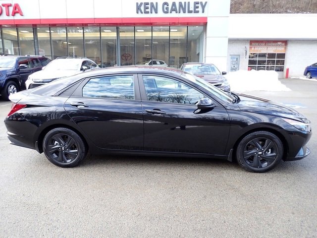 Used 2023 Hyundai Elantra SEL image 2