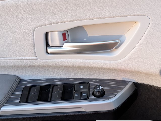 Certified 2025 Toyota Sienna XLE FWD image 24