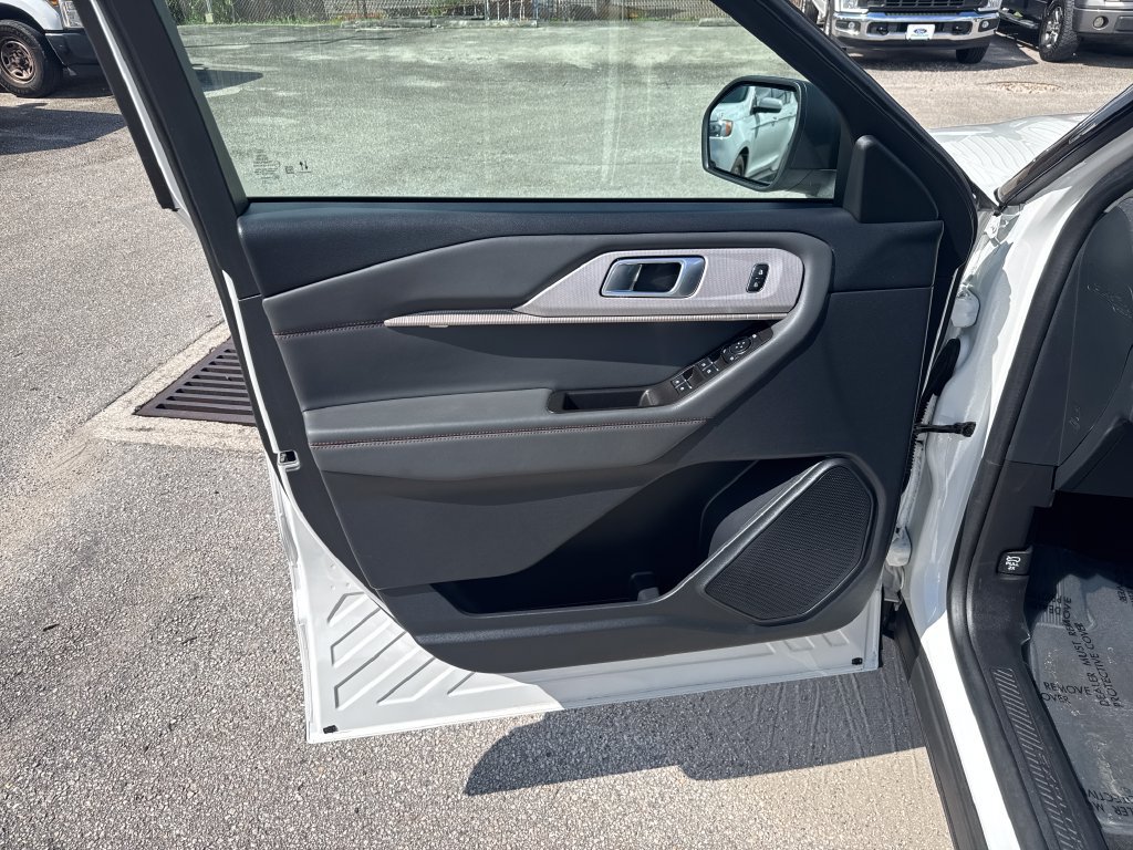 Used 2025 Ford Explorer Active RWD image 14