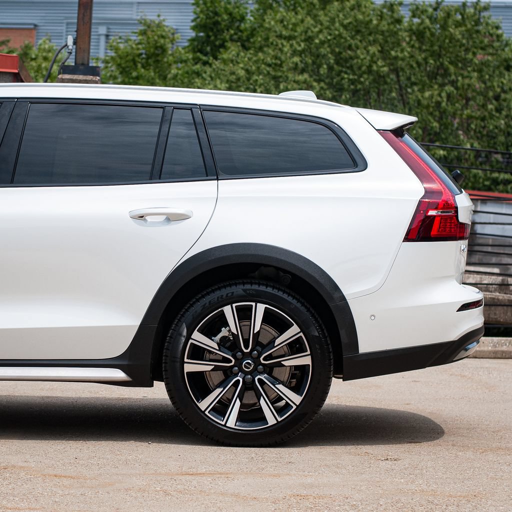 Certified 2026 Volvo V60 B5 Cross Country Ultra w/ Protection Package Premier AWD/4WD image 4