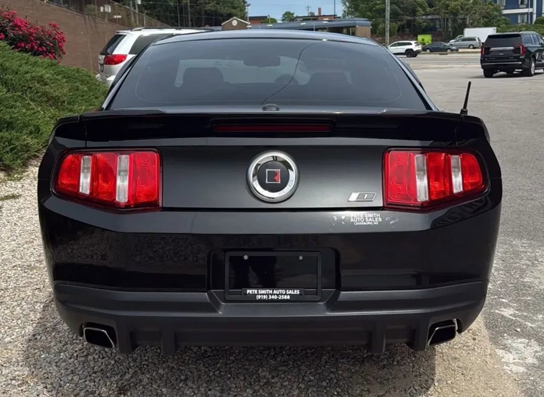 Used 2012 Ford Mustang GT Premium w/ HID Headlamps & Security Pkg RWD image 10