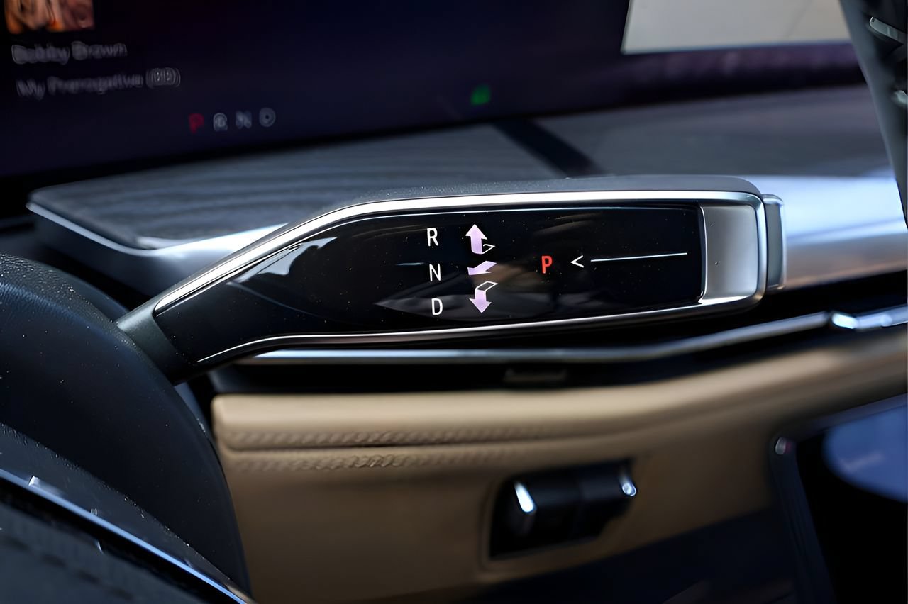 Certified 2025 Cadillac Escalade IQ Luxury 2 AWD/4WD image 28