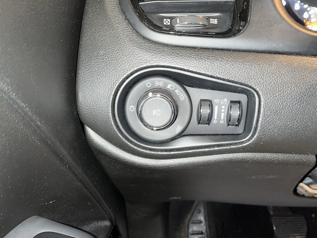 Used 2018 Jeep Renegade Altitude w/ UConnect 8.4 Nav Group image 16