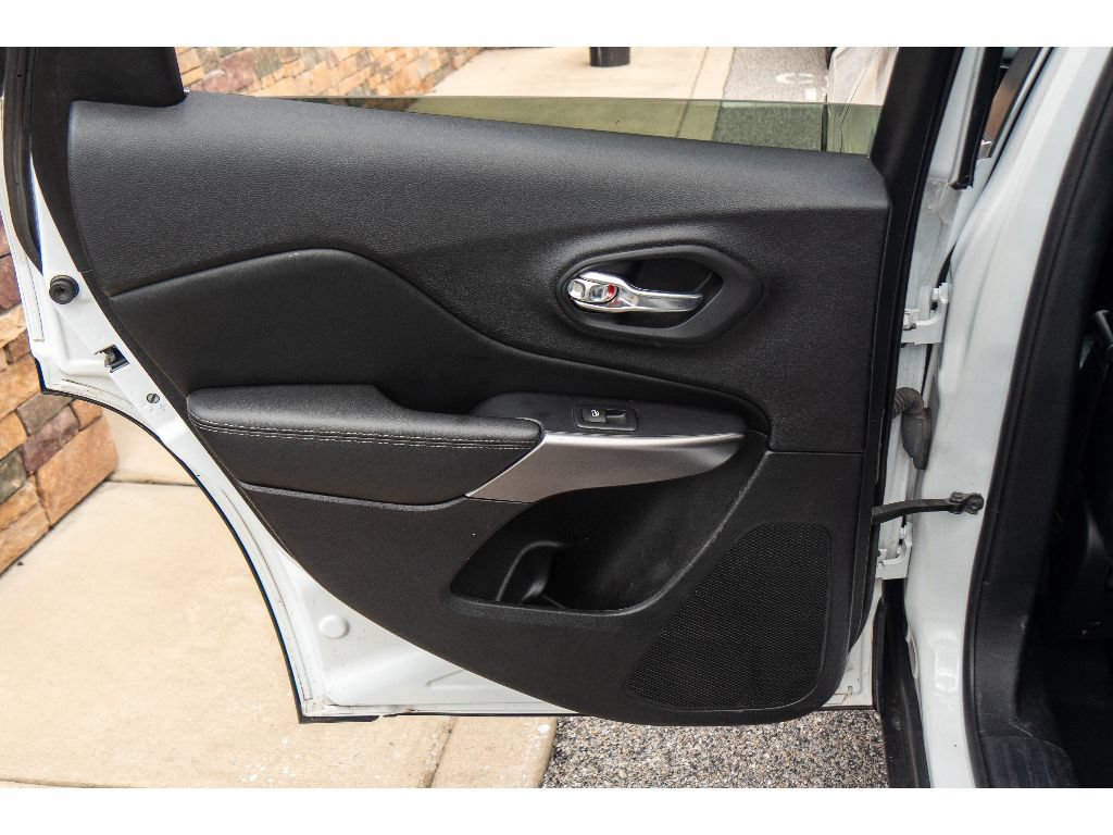 Used 2021 Jeep Cherokee Latitude Lux w/ Comfort/Convenience Group AWD/4WD image 18