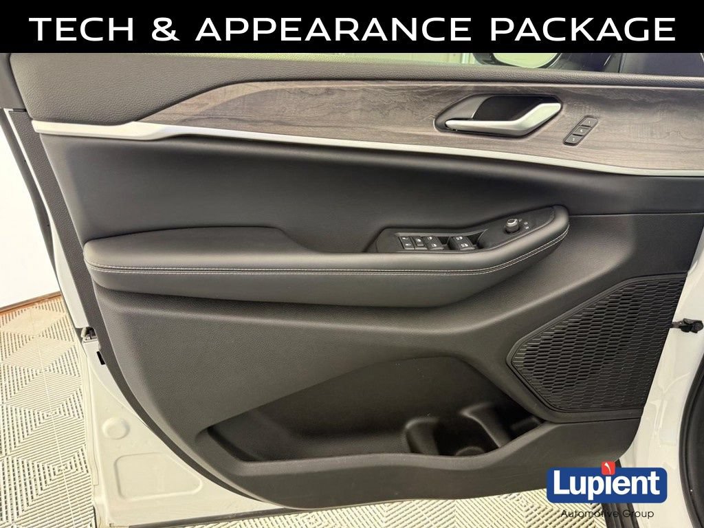 Used 2023 Jeep Grand Cherokee L Limited w/ Luxury Tech Group II AWD/4WD image 19
