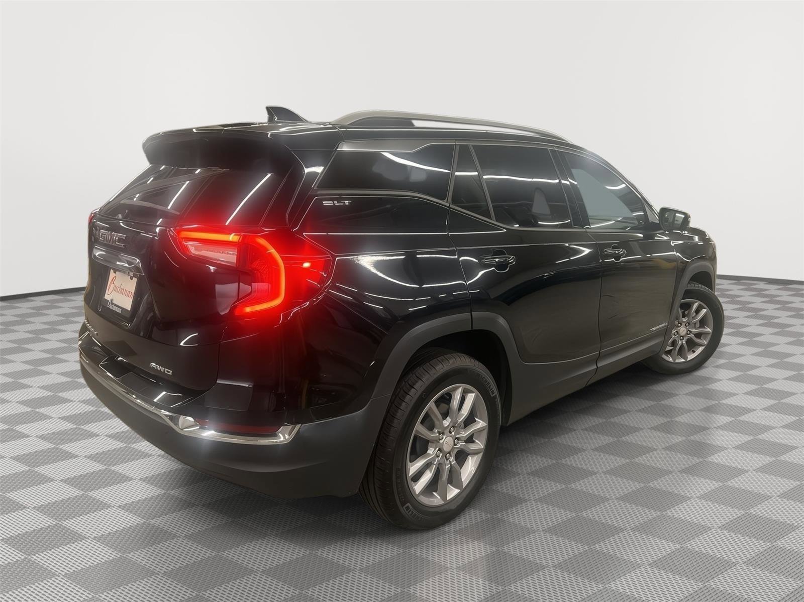 Used 2024 GMC Terrain SLT image 2