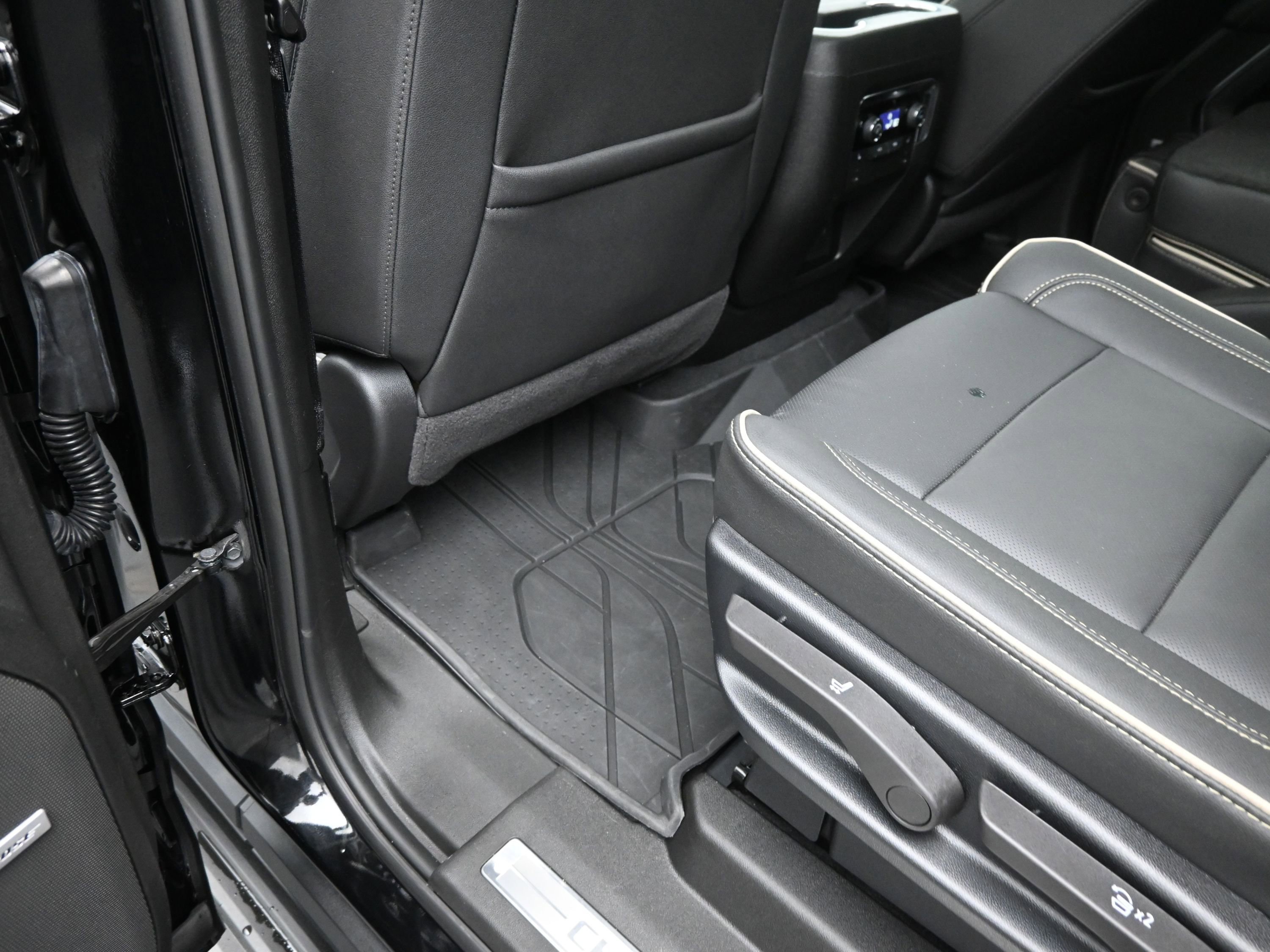 New 2026 Chevrolet Suburban Premier w/ Sun And Tow Package AWD/4WD image 18
