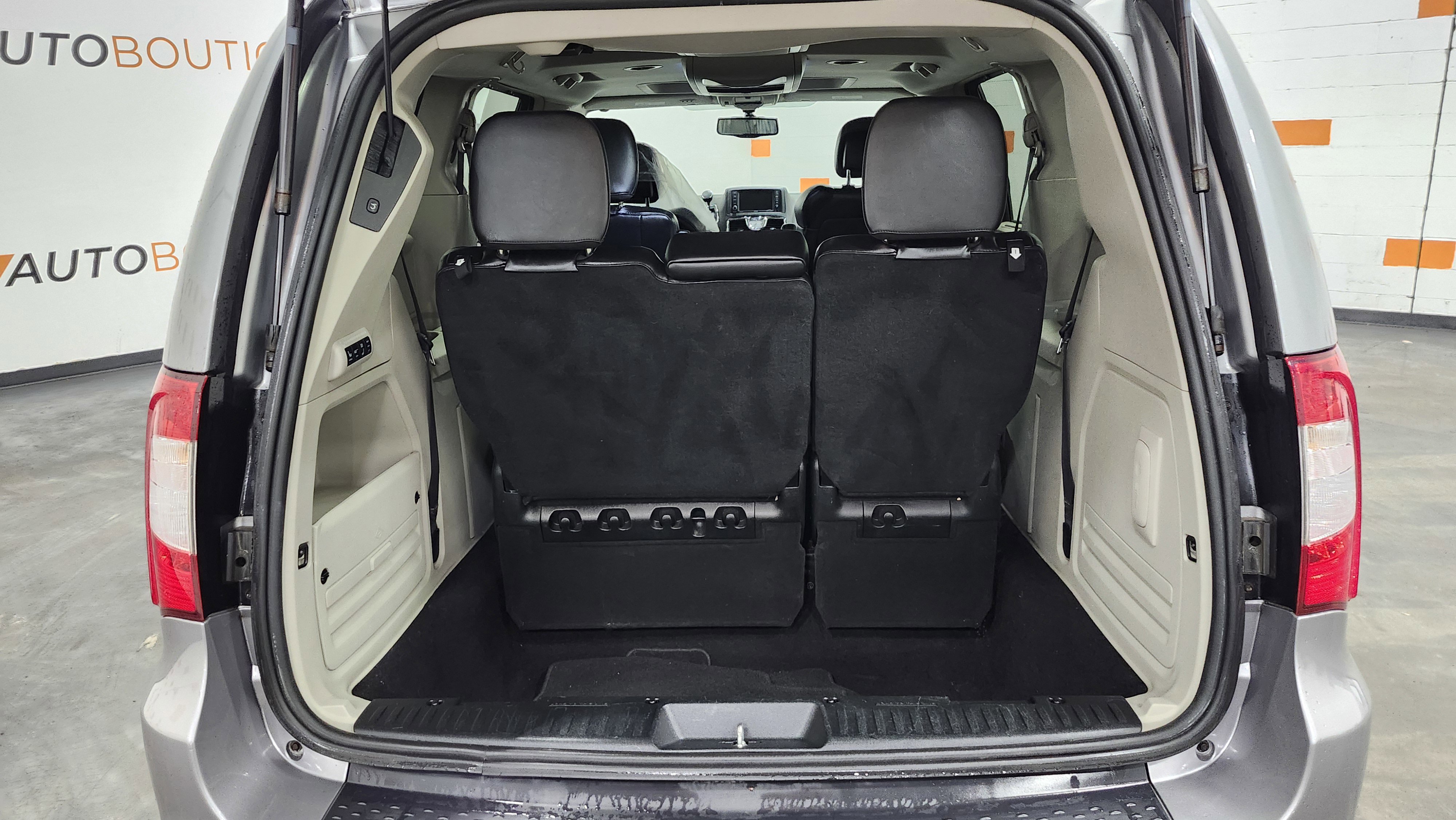 Used 2014 Chrysler Town & Country Touring-L image 23