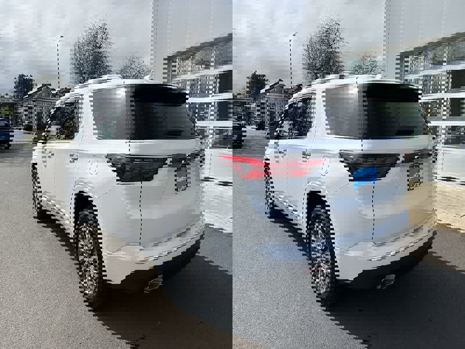 Used 2023 Chevrolet Traverse Premier image 3