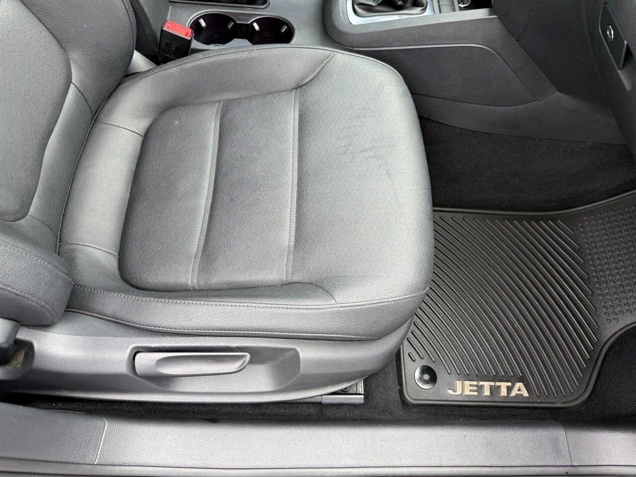 Used 2012 Volkswagen Jetta SE FWD image 30
