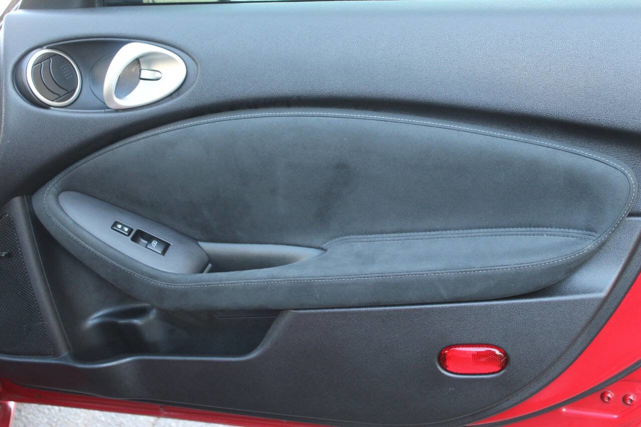 Used 2015 Nissan 370Z Touring image 10