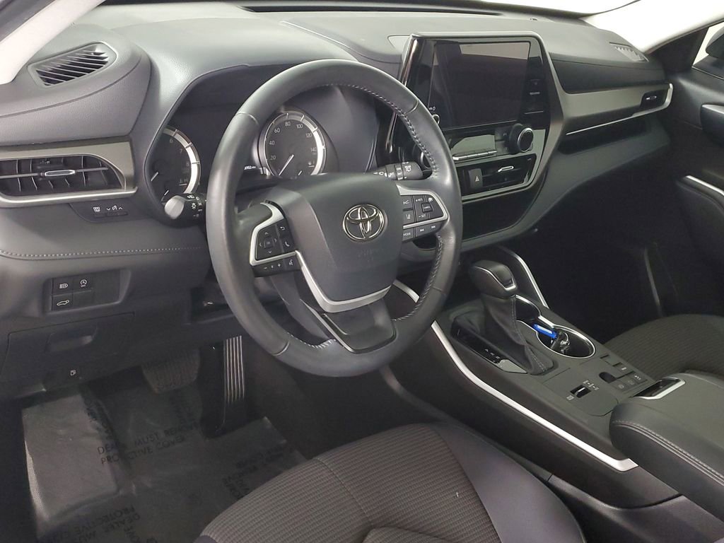 Used 2023 Toyota Highlander LE image 11