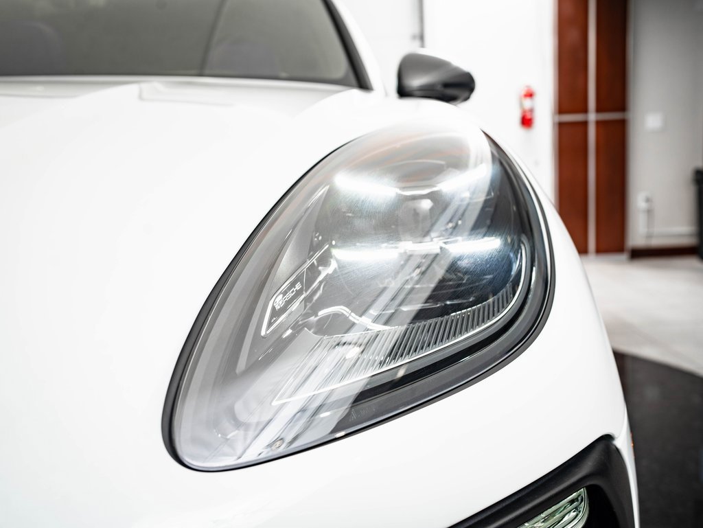 Certified 2025 Porsche Macan Turbo image 17