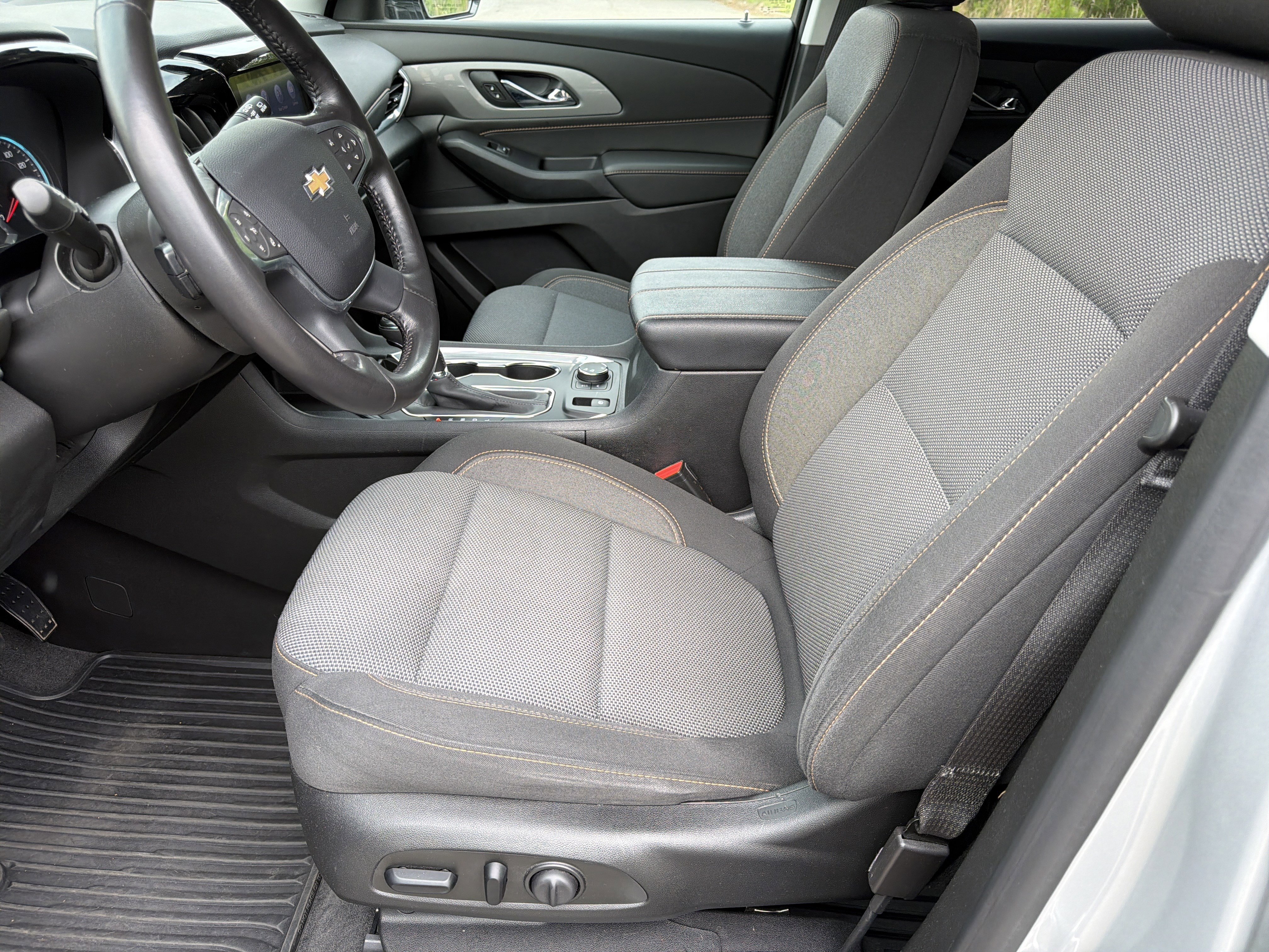 Used 2020 Chevrolet Traverse LT w/ Driver Confidence II Package AWD/4WD image 9