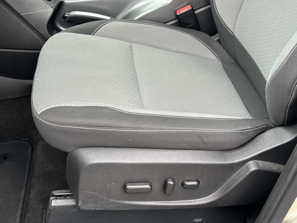 Used 2017 Ford C-MAX Energi SE w/ Equipment Group 401A FWD image 17