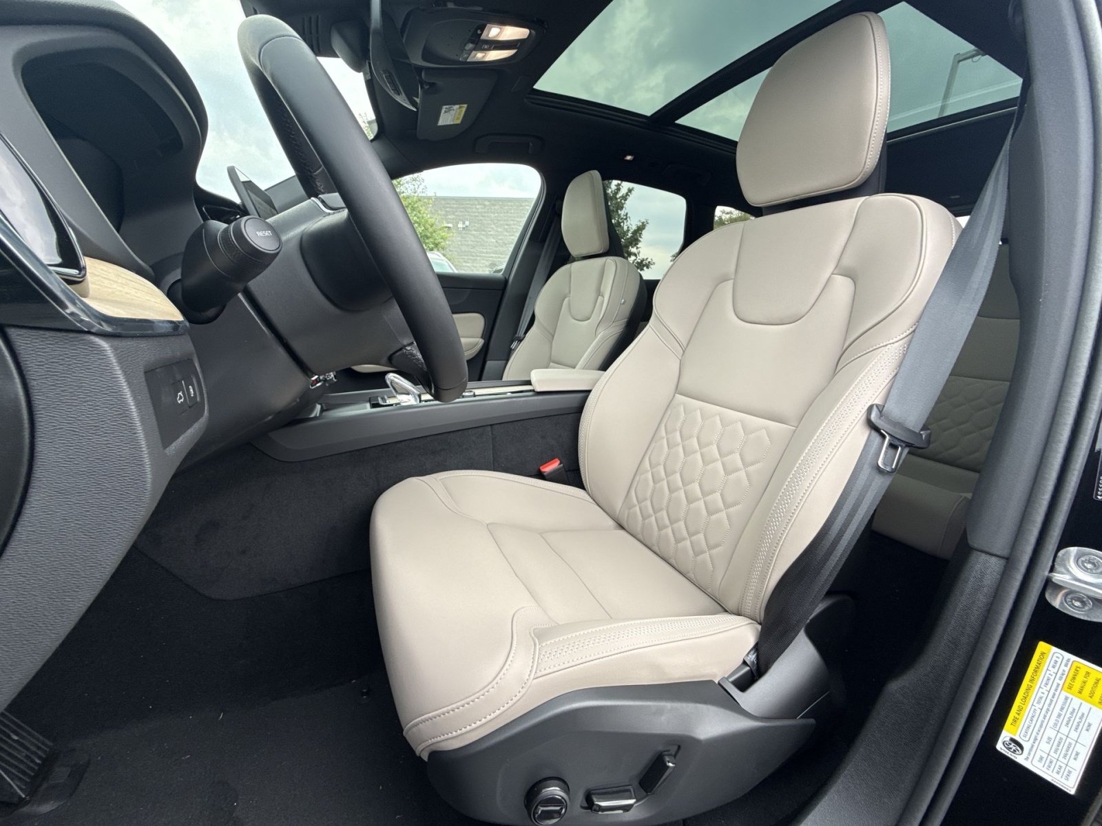 New 2026 Volvo XC60 T8 Plus w/ Protection Package Premier AWD/4WD image 13