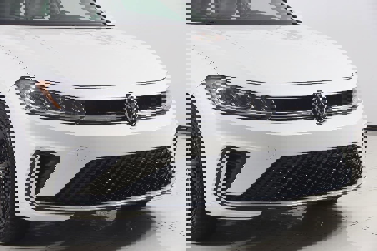 Used 2025 Volkswagen Jetta SE image 34