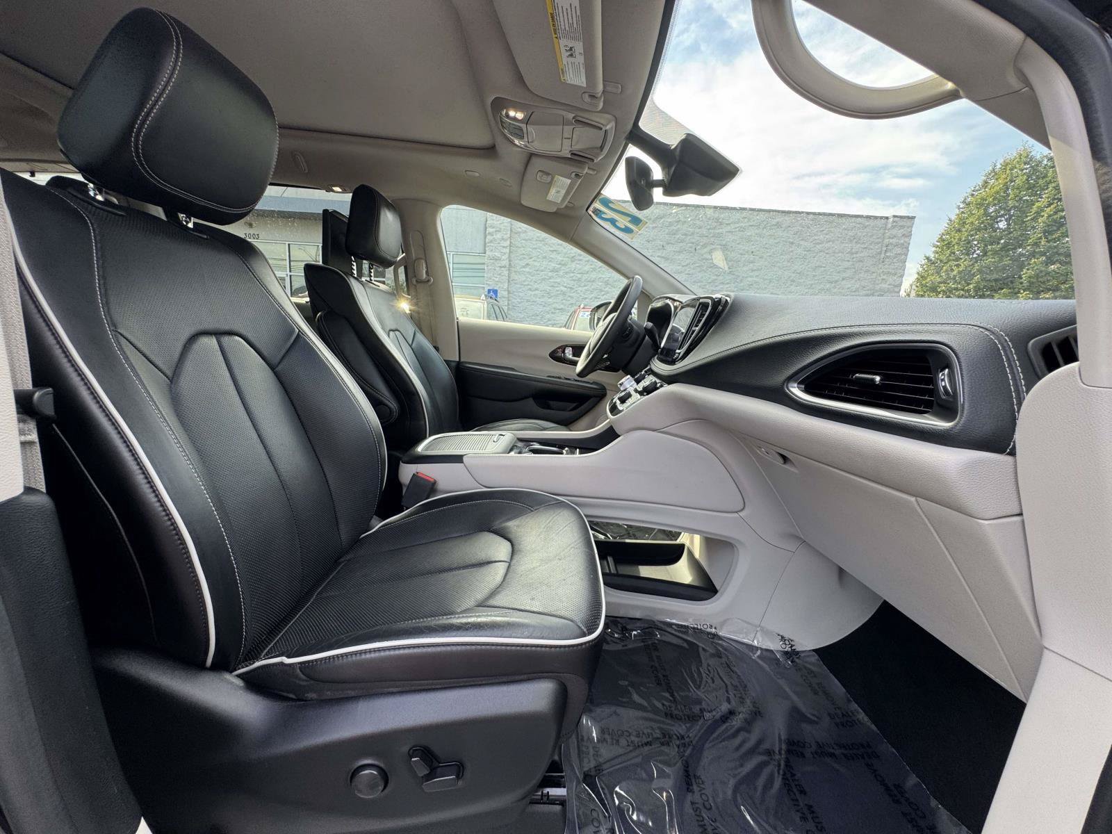 Used 2023 Chrysler Pacifica Limited w/ Uconnect Theater Family Group AWD/4WD image 9