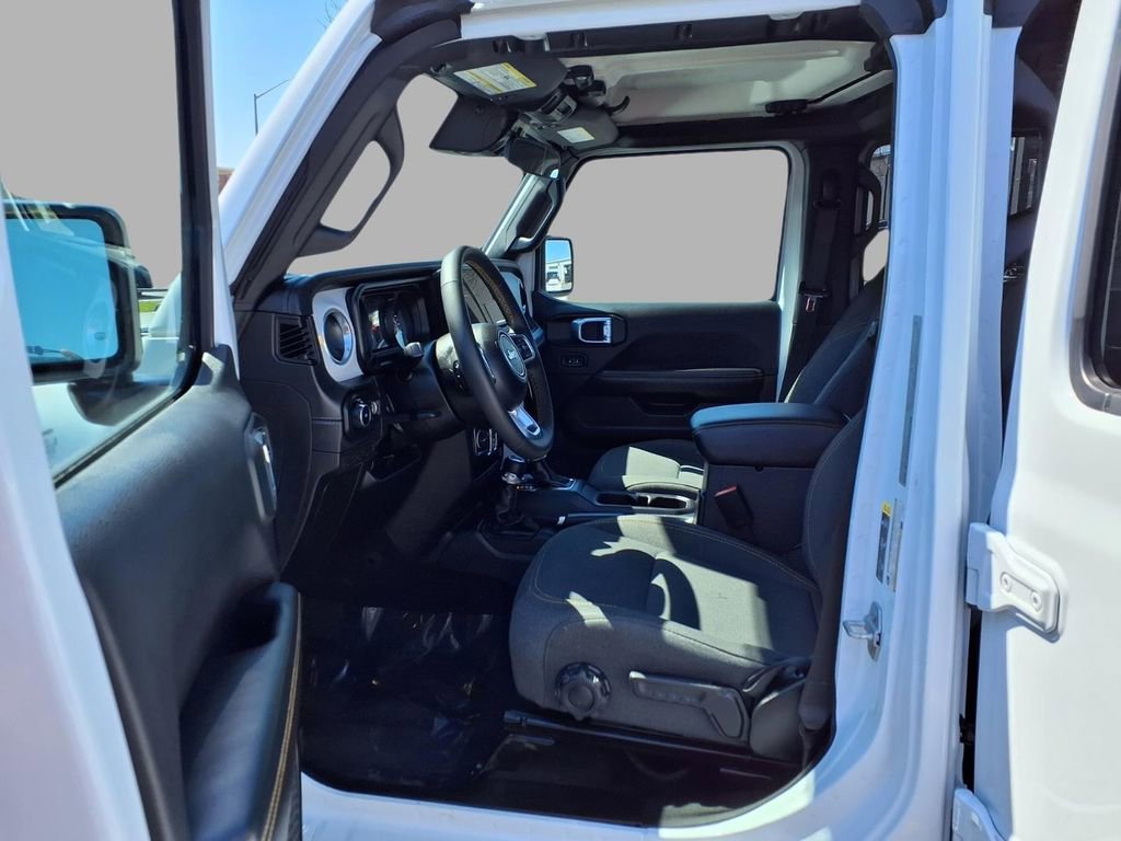 Used 2025 Jeep Wrangler Sahara image 21