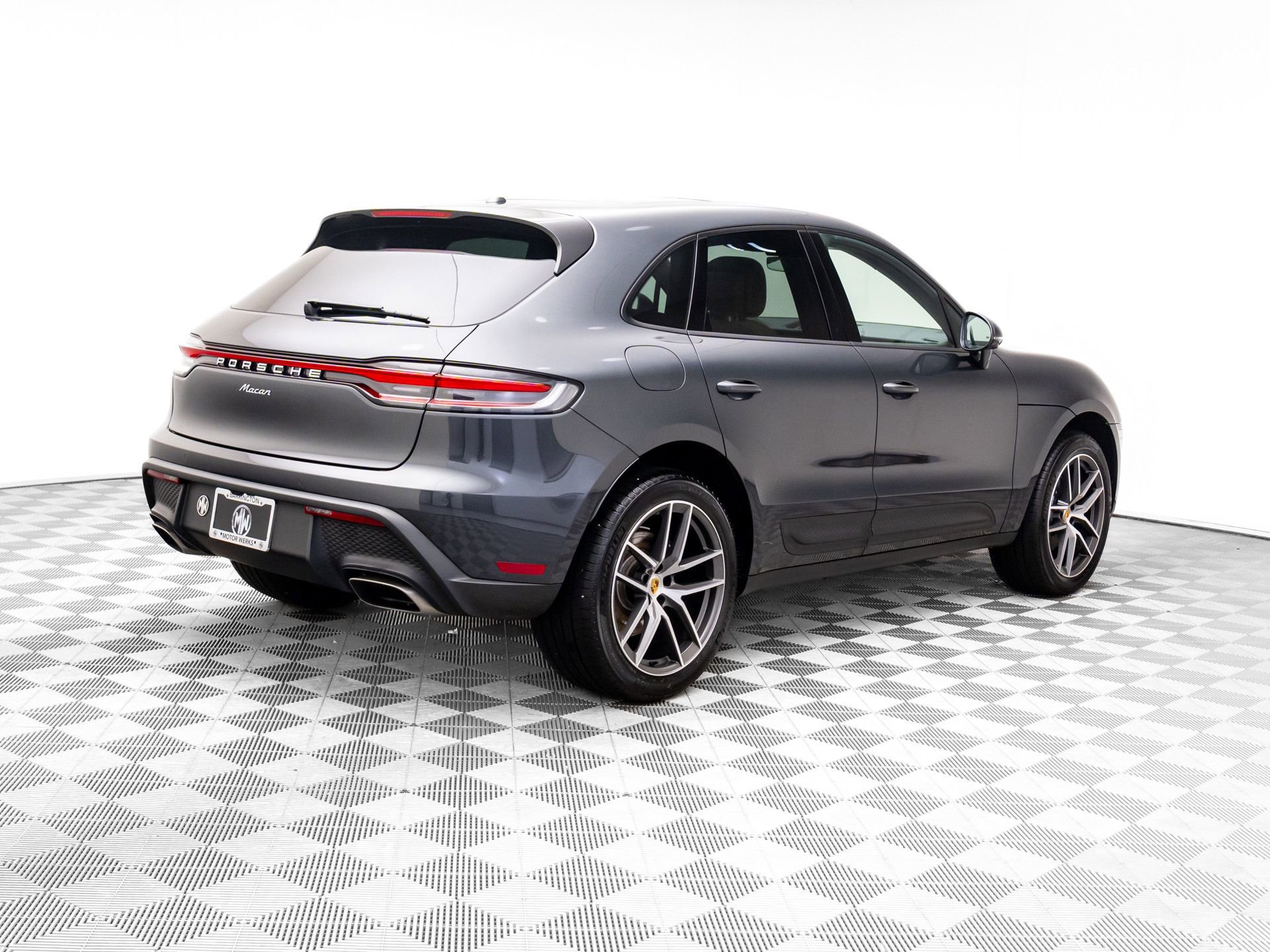 Certified 2025 Porsche Macan image 7