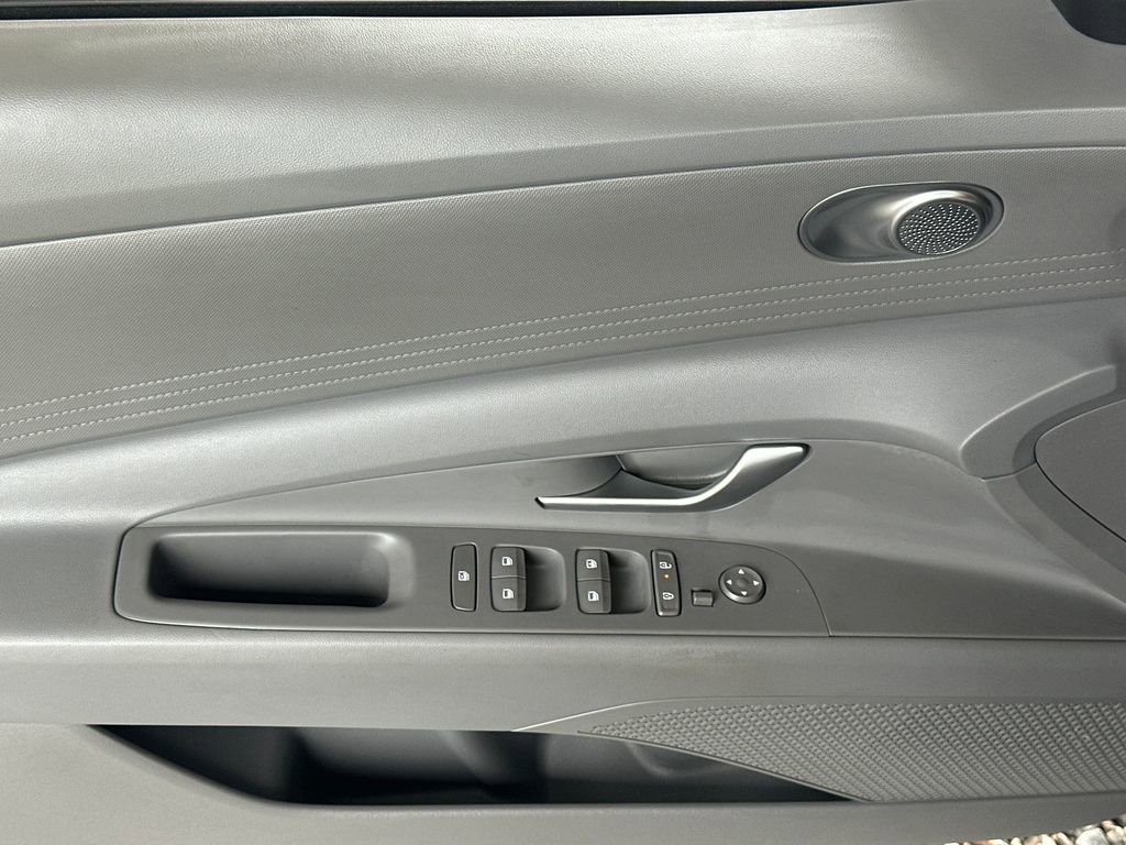 Used 2025 Hyundai Elantra SE w/ Cargo Package image 3